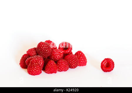 Himbeeren auf einem weißen Hintergrund isoliert Stockfoto