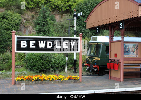 Szene auf Steinach Bahnhof an Severn Valley erhalten Museumsbahn mit einer Station anmelden, Plattform, Tierheim, Erbe dmu und Semaphore Signals. Stockfoto