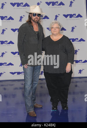 Los Angeles, CA, USA. 27 Aug, 2017. 27. August 2017 - Los Angeles, Kalifornien - Billy Ray Cyrus, Susan Bro. 2017 MTV Video Music Awards statt, die auf dem Forum in Los Angeles. Credit: ZUMA Press, Inc./Alamy leben Nachrichten Stockfoto