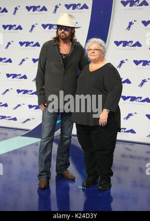 Inglewood, Kalifornien, USA. 27 Aug, 2017. Billy Ray Cyrus, Susan Bro, 2017 MTV Video Music Awards auf dem Forum in Kalifornien am 27. August 2017. Credit: MediaPunch inc/Alamy leben Nachrichten Stockfoto