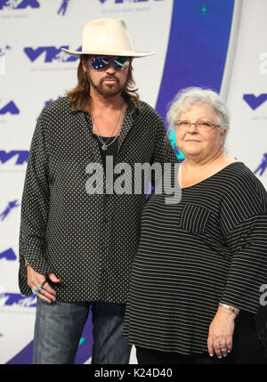 Inglewood, Kalifornien, USA. 27 Aug, 2017. Billy Ray Cyrus, Susan Bro, 2017 MTV Video Music Awards auf dem Forum in Kalifornien am 27. August 2017. Credit: MediaPunch inc/Alamy leben Nachrichten Stockfoto