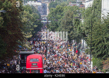 London, Großbritannien. 28 Aug, 2017. Tausende von Nachtschwärmern pack Ladbroke Grove in brütender Temperaturen zu den Feierlichkeiten am Notting Hill Carnival die voraussichtlich 1 Millionen Besucher über die Bank Holiday Montag Credit: Amer ghazzal/Alamy Leben Nachrichten gewinnen teilnehmen Stockfoto