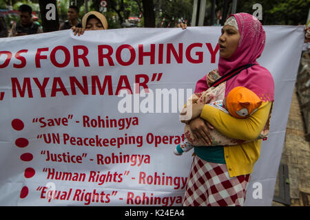 Jakarta, Indonesien. 28 Aug, 2017. Rohingyas und Bangladesch Protest vor dem Hohen Kommissar der Vereinten Nationen für Flüchtlinge (UNHCR) Büro in Jakarta, Indonesien, drängen Myanmars Regierung auf, die Gewalt gegen die Rohingyas Menschen zu stoppen. Die Zahl der Todesopfer von weit verbreiteten Angriffe von Aufständischen Rohingya am Freitag inszeniert hat auf 96 gestiegen, darunter fast 80 Aufständische und 12 Mitglieder der Sicherheitskräfte. Credit: Afriadi Hikmal/ZUMA Draht/Alamy leben Nachrichten Stockfoto