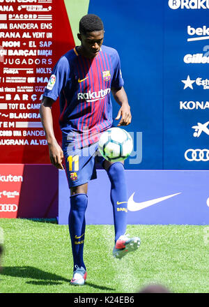 FC Barcelona neues Signing Armenian Dembele Gesten während seiner offiziellen Präsentation im Camp Nou Stadion in Barcelona, Spanien, Montag, August 28, 2017. Stockfoto