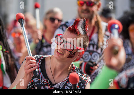 London, Großbritannien. 28 Aug, 2017. Die batala Band Drum aus Brasilien - am Montag der Notting Hill Carnival. Die jährliche Veranstaltung auf den Straßen des Royal Borough von Kensington und Chelsea, über den August Bank Holiday Wochenende. Es wird von den Mitgliedern des British West Indian Gemeinschaft geführt und jährlich rund eine Million Menschen jährlich eines der größten Straßenfeste der Welt. Credit: Guy Bell/Alamy leben Nachrichten Stockfoto