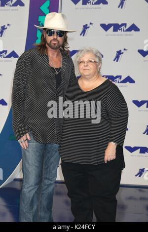 Inglewood, CA. 27 Aug, 2017. Billy Ray Cyrus, Susan Bro in der Ankunftshalle für MTV Video Music Awards (VMAs) 2017 - Ankunft 2, das Forum, Inglewood, CA August 27, 2017. Credit: Priscilla Grant/Everett Collection/Alamy leben Nachrichten Stockfoto