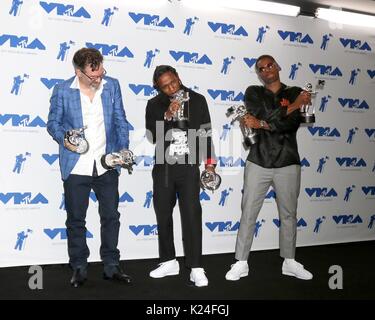 Inglewood, CA. 27 Aug, 2017. Dave Meyers, Kendrick Lamar, Dave sich in der Presse Raum für MTV Video Music Awards (VMAs) 2017 - Press Room, das Forum, Inglewood, CA August 27, 2017. Credit: Priscilla Grant/Everett Collection/Alamy leben Nachrichten Stockfoto