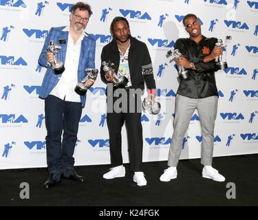 Inglewood, CA. 27 Aug, 2017. Dave Meyers, Kendrick Lamar, Dave sich in der Presse Raum für MTV Video Music Awards (VMAs) 2017 - Press Room, das Forum, Inglewood, CA August 27, 2017. Credit: Priscilla Grant/Everett Collection/Alamy leben Nachrichten Stockfoto