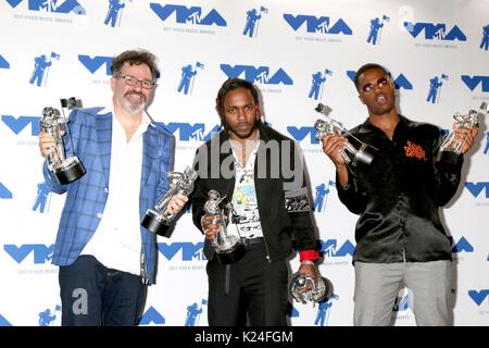 Inglewood, CA. 27 Aug, 2017. Dave Meyers, Kendrick Lamar, Dave sich in der Presse Raum für MTV Video Music Awards (VMAs) 2017 - Press Room, das Forum, Inglewood, CA August 27, 2017. Credit: Priscilla Grant/Everett Collection/Alamy leben Nachrichten Stockfoto