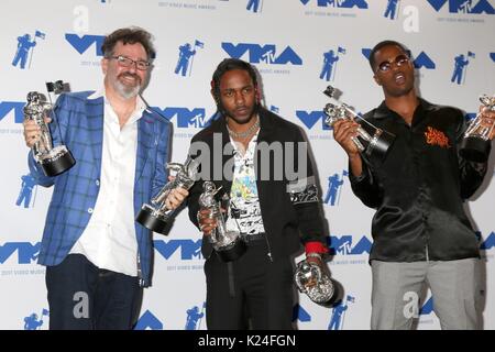 Inglewood, CA. 27 Aug, 2017. Dave Meyers, Kendrick Lamar, Dave sich in der Presse Raum für MTV Video Music Awards (VMAs) 2017 - Press Room, das Forum, Inglewood, CA August 27, 2017. Credit: Priscilla Grant/Everett Collection/Alamy leben Nachrichten Stockfoto