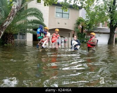 Der nationalgarde Rescue gestrandeten Bewohner nach massive Überflutungen aus Regen überschwemmt Straßen und Gebäude in der ganzen Stadt nach dem Hurrikan harvey Hit der Texas Küste 27. August 2016 in Houston, Texas. Stockfoto