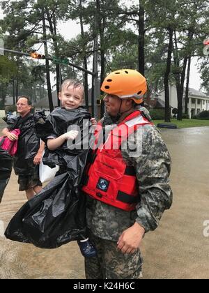 Der nationalgarde rescue Bewohner nach massive Überflutungen aus Regen überschwemmt Straßen und Gebäude in der ganzen Stadt gestrandet nach Hurrikan Harvey der Texas Küste 27. August 2016 in Houston, Texas. Stockfoto