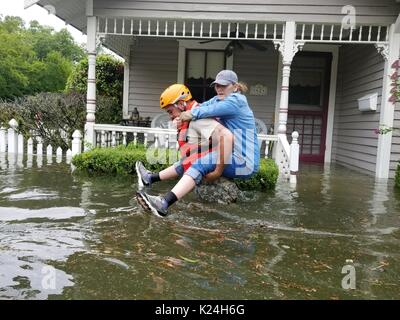 Der nationalgarde rescue Bewohner nach massive Überflutungen aus Regen überschwemmt Straßen und Gebäude in der ganzen Stadt gestrandet nach Hurrikan Harvey der Texas Küste 27. August 2016 in Houston, Texas. Stockfoto