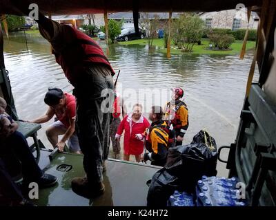 Der nationalgarde Rescue gestrandeten Bewohner nach massiven Überschwemmungen überwältigt von Straßen und Gebäuden in der ganzen Stadt in die Folgen des Hurrikans Harvey 28. August 2016 in Houston, Texas. Stockfoto