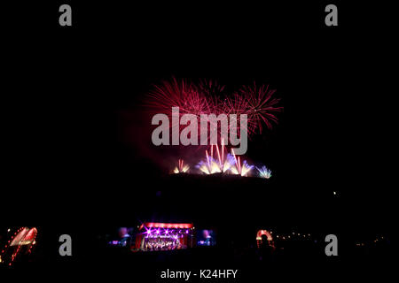 Edinburgh, Schottland 28. August. Edinburgh International Festival beendete eine Anzeige von Feuerwerk an Edinburgh Castle für Virgin Media gesponsert, Markierung 70. Jahrestag der Edinburgh International Festival. Credit: Pako Mera/Alamy leben Nachrichten Stockfoto