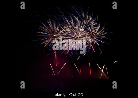 Edinburgh, Schottland 28. August. Edinburgh International Festival beendete eine Anzeige von Feuerwerk an Edinburgh Castle für Virgin Media gesponsert, Markierung 70. Jahrestag der Edinburgh International Festival. Credit: Pako Mera/Alamy leben Nachrichten Stockfoto