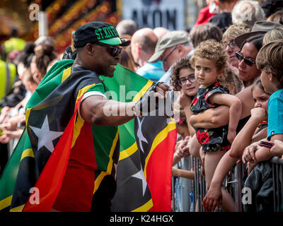 Leeds, Großbritannien. 28 August, 2017. 50 Leeds West Indian Karneval in Potternewton Park. Der Karneval war das erste in Großbritannien, 1967, alle drei wesentliche Elemente eines authentischen indischen Karneval - Kostüme, Musik und einer Maskerade Prozession zu übernehmen - er ist Europas längste laufende Karibischen Karneval Parade. Die Veranstaltung umfasst eine farbenfrohe Prozession durch die Straßen, eine Live Musik Bühne und Street Food und richtet sich an alle Altersgruppen und Kulturen ausgerichtet. Foto Bailey-Cooper Fotografie/Alamy leben Nachrichten Stockfoto