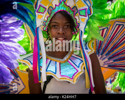 Leeds, Großbritannien. 28 August, 2017. 50 Leeds West Indian Karneval in Potternewton Park. Der Karneval war das erste in Großbritannien, 1967, alle drei wesentliche Elemente eines authentischen indischen Karneval - Kostüme, Musik und einer Maskerade Prozession zu übernehmen - er ist Europas längste laufende Karibischen Karneval Parade. Die Veranstaltung umfasst eine farbenfrohe Prozession durch die Straßen, eine Live Musik Bühne und Street Food und richtet sich an alle Altersgruppen und Kulturen ausgerichtet. Foto Bailey-Cooper Fotografie/Alamy leben Nachrichten Stockfoto