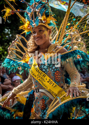 Leeds, Großbritannien. 28 August, 2017. 50 Leeds West Indian Karneval in Potternewton Park. Der Karneval war das erste in Großbritannien, 1967, alle drei wesentliche Elemente eines authentischen indischen Karneval - Kostüme, Musik und einer Maskerade Prozession zu übernehmen - er ist Europas längste laufende Karibischen Karneval Parade. Die Veranstaltung umfasst eine farbenfrohe Prozession durch die Straßen, eine Live Musik Bühne und Street Food und richtet sich an alle Altersgruppen und Kulturen ausgerichtet. Foto Bailey-Cooper Fotografie/Alamy leben Nachrichten Stockfoto