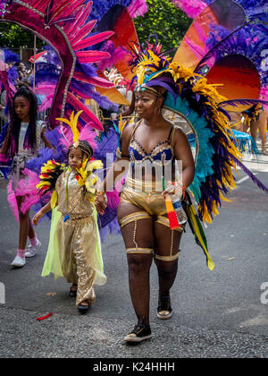 Leeds, Großbritannien. 28 August, 2017. 50 Leeds West Indian Karneval in Potternewton Park. Der Karneval war das erste in Großbritannien, 1967, alle drei wesentliche Elemente eines authentischen indischen Karneval - Kostüme, Musik und einer Maskerade Prozession zu übernehmen - er ist Europas längste laufende Karibischen Karneval Parade. Die Veranstaltung umfasst eine farbenfrohe Prozession durch die Straßen, eine Live Musik Bühne und Street Food und richtet sich an alle Altersgruppen und Kulturen ausgerichtet. Foto Bailey-Cooper Fotografie/Alamy leben Nachrichten Stockfoto