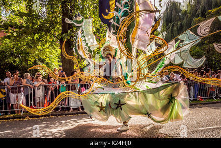 Leeds, Großbritannien. 28 August, 2017. 50 Leeds West Indian Karneval in Potternewton Park. Der Karneval war das erste in Großbritannien, 1967, alle drei wesentliche Elemente eines authentischen indischen Karneval - Kostüme, Musik und einer Maskerade Prozession zu übernehmen - er ist Europas längste laufende Karibischen Karneval Parade. Die Veranstaltung umfasst eine farbenfrohe Prozession durch die Straßen, eine Live Musik Bühne und Street Food und richtet sich an alle Altersgruppen und Kulturen ausgerichtet. Foto Bailey-Cooper Fotografie/Alamy leben Nachrichten Stockfoto