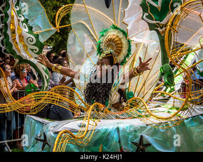 Leeds, Großbritannien. 28 August, 2017. 50 Leeds West Indian Karneval in Potternewton Park. Der Karneval war das erste in Großbritannien, 1967, alle drei wesentliche Elemente eines authentischen indischen Karneval - Kostüme, Musik und einer Maskerade Prozession zu übernehmen - er ist Europas längste laufende Karibischen Karneval Parade. Die Veranstaltung umfasst eine farbenfrohe Prozession durch die Straßen, eine Live Musik Bühne und Street Food und richtet sich an alle Altersgruppen und Kulturen ausgerichtet. Foto Bailey-Cooper Fotografie/Alamy leben Nachrichten Stockfoto