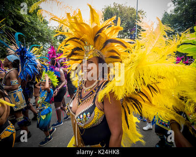 Leeds, Großbritannien. 28 August, 2017. 50 Leeds West Indian Karneval in Potternewton Park. Der Karneval war das erste in Großbritannien, 1967, alle drei wesentliche Elemente eines authentischen indischen Karneval - Kostüme, Musik und einer Maskerade Prozession zu übernehmen - er ist Europas längste laufende Karibischen Karneval Parade. Die Veranstaltung umfasst eine farbenfrohe Prozession durch die Straßen, eine Live Musik Bühne und Street Food und richtet sich an alle Altersgruppen und Kulturen ausgerichtet. Foto Bailey-Cooper Fotografie/Alamy leben Nachrichten Stockfoto