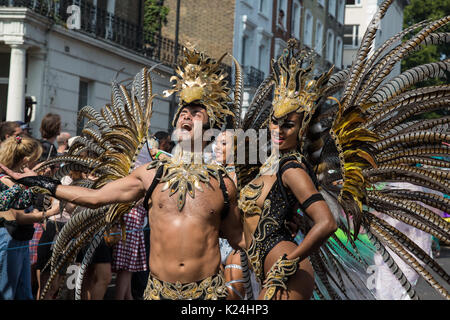 London, Großbritannien. 28 August, 2017. Künstler aus der Londoner Schule für Samba, nehmen an der Parade für den Notting Hill Carnival Arbeiten zu einem Thema des ambafari: Die letzten Safari'. Die diesjährige Veranstaltung, die von Hunderten von Tausenden von Menschen besucht, nahm an Bedeutung aufgrund der Nähe zu den Grenfell Turm und einer Schweigeminute um 15:00 Uhr beobachtet wurde hinzugefügt. Credit: Mark Kerrison/Alamy leben Nachrichten Stockfoto