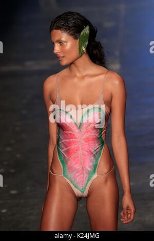 Sao Paulo, Brasilien. 28 Aug, 2017. Ein Modell Spaziergänge bei Triya Landebahn am SPFW N 44 Winter 2018 am 28. August 2017 in São Paulo, Brasilien. Credit: Brasilien Foto Presse/Alamy leben Nachrichten Stockfoto