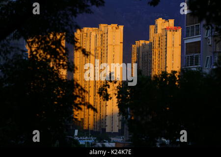 Fuzh, Fuzh, China. 28 Aug, 2017. Atemberaubenden Sonnenuntergang nach Taifun in Fuzhou gesehen werden kann, im Südosten der chinesischen Provinz Fujian, August 27th, 2017. Credit: SIPA Asien/ZUMA Draht/Alamy leben Nachrichten Stockfoto