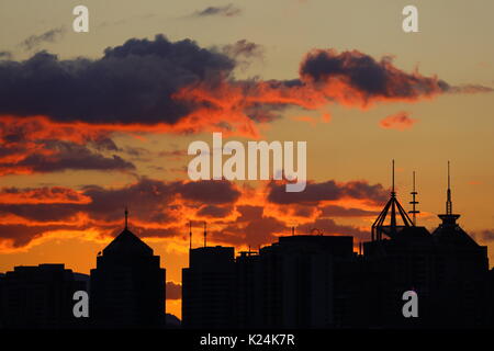 Fuzh, Fuzh, China. 28 Aug, 2017. Atemberaubenden Sonnenuntergang nach Taifun in Fuzhou gesehen werden kann, im Südosten der chinesischen Provinz Fujian, August 27th, 2017. Credit: SIPA Asien/ZUMA Draht/Alamy leben Nachrichten Stockfoto