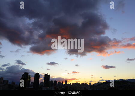 Fuzh, Fuzh, China. 28 Aug, 2017. Atemberaubenden Sonnenuntergang nach Taifun in Fuzhou gesehen werden kann, im Südosten der chinesischen Provinz Fujian, August 27th, 2017. Credit: SIPA Asien/ZUMA Draht/Alamy leben Nachrichten Stockfoto