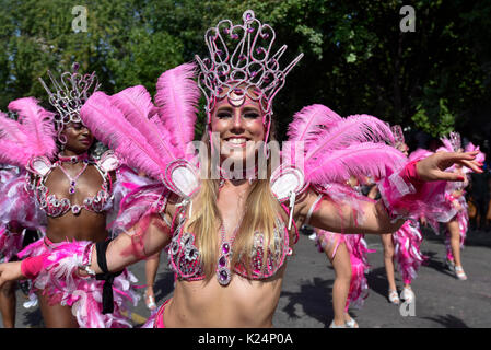 London, Großbritannien. 28 Aug, 2017. Eine Samba Tänzerin nimmt Teil an das Grand Finale Parade am letzten Tag der Notting Hill Carnival in London, Großbritannien am 12.08.28., 2017. Credit: Stephen Chung/Xinhua/Alamy leben Nachrichten Stockfoto