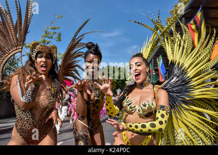 London, Großbritannien. 28 Aug, 2017. Samba Tänzer nehmen Sie teil am großen Finale Parade am letzten Tag der Notting Hill Carnival in London, Großbritannien am 12.08.28., 2017. Credit: Stephen Chung/Xinhua/Alamy leben Nachrichten Stockfoto