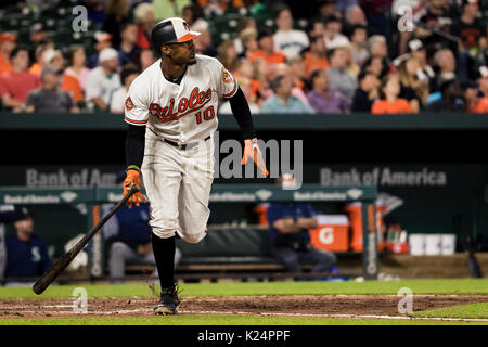 Baltimore, Maryland, USA. 28. August 2017: Baltimore Orioles Mittelfeldspieler Adam Jones (10) Zugriffe ein homerun bei MLB Spiel zwischen Seattle Mariners und Baltimore Orioles, Oriole Park in Camden Yards, Baltimore, Maryland. Scott Taetsch/CSM Credit: Cal Sport Media/Alamy leben Nachrichten Stockfoto