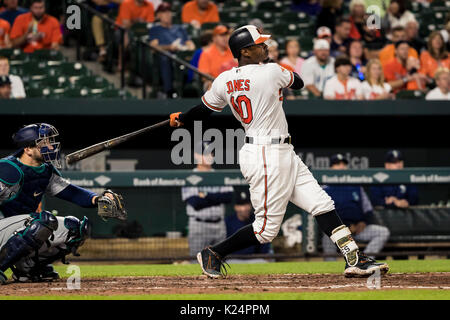 Baltimore, Maryland, USA. 28. August 2017: Baltimore Orioles Mittelfeldspieler Adam Jones (10) Zugriffe ein homerun bei MLB Spiel zwischen Seattle Mariners und Baltimore Orioles, Oriole Park in Camden Yards, Baltimore, Maryland. Scott Taetsch/CSM Credit: Cal Sport Media/Alamy leben Nachrichten Stockfoto
