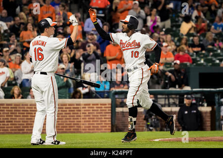 Baltimore, Maryland, USA. 28. August 2017: Baltimore Orioles Mittelfeldspieler Adam Jones (10) Zugriffe ein homerun bei MLB Spiel zwischen Seattle Mariners und Baltimore Orioles, Oriole Park in Camden Yards, Baltimore, Maryland. Scott Taetsch/CSM Credit: Cal Sport Media/Alamy leben Nachrichten Stockfoto