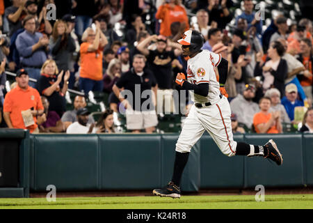 Baltimore, Maryland, USA. 28. August 2017: Baltimore Orioles Mittelfeldspieler Adam Jones (10) Zugriffe ein homerun bei MLB Spiel zwischen Seattle Mariners und Baltimore Orioles, Oriole Park in Camden Yards, Baltimore, Maryland. Scott Taetsch/CSM Credit: Cal Sport Media/Alamy leben Nachrichten Stockfoto