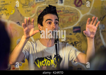 Berlin, Deutschland. 28 Aug, 2017. Justin Sane von Anti-Flag führt live auf der Bühne während der 'American Fallen 'Acoustic gig im Ramones Museum am 28. August 2017 in Berlin, Deutschland. Credit: Geisler-Fotopress/Alamy leben Nachrichten Stockfoto