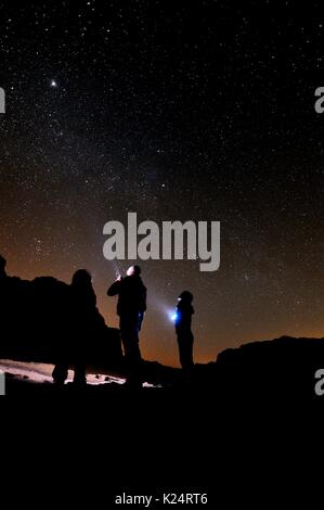 Drei trekker schauen Sie in den Himmel unter dem grossen Milch weg, in die Wüste des Wadi Rum, Jordanien Stockfoto