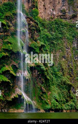 Wasserfall im Sumidero Canyon, in der Nähe von Tuxtla Gutiérrez in Chiapas, Mexiko. Stockfoto