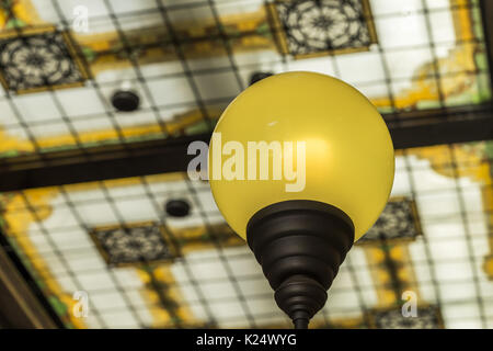 Schönes Glas Lampe mit einem Bügeleisen stand. alte Gebäude in Rom, Italien Stockfoto