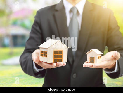 Kaufmanns kleine und große Häuser auf der Hand Stockfoto