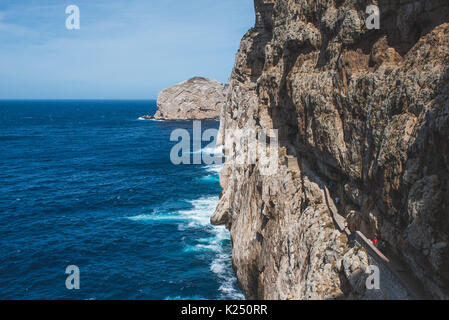 Capo Caccia, Italien. 20 Aug, 2017. Der Neptun Grotte in der Nähe des Capo Caccia sardischen Stadt Alghero Foto: Alessandro Bosio/Pacific Press Credit: Alessandro Bosio/Pacific Press/Alamy leben Nachrichten Stockfoto