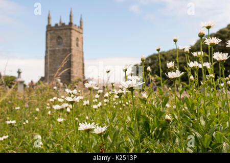 Der Kirchhof der St. Uny Pfarrkirche in Lelant, West Cornwall, Großbritannien Stockfoto