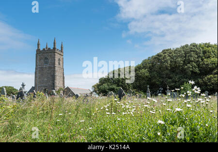 Der Kirchhof der St. Uny Pfarrkirche in Lelant, West Cornwall, Großbritannien Stockfoto