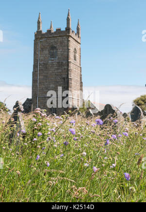 Der Kirchhof der St. Uny Pfarrkirche in Lelant, West Cornwall, Großbritannien Stockfoto