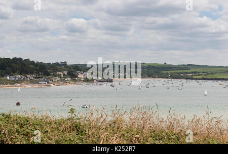 Blick über den Fluss Kamel aus Padstow in Richtung Rock in Cornwall. Stockfoto