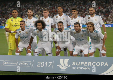 Real Madrid ab elf. Real Madrid besiegt Barcelona 2-0 in der zweiten Etappe der Spanischen Supercup Fußballspiel im Santiago Bernabeu Stad Stockfoto