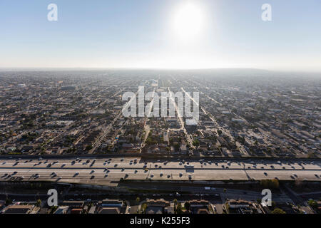 Am Nachmittag Antenne von South Central Los Angeles und den Hafen 110 Freeway. Stockfoto